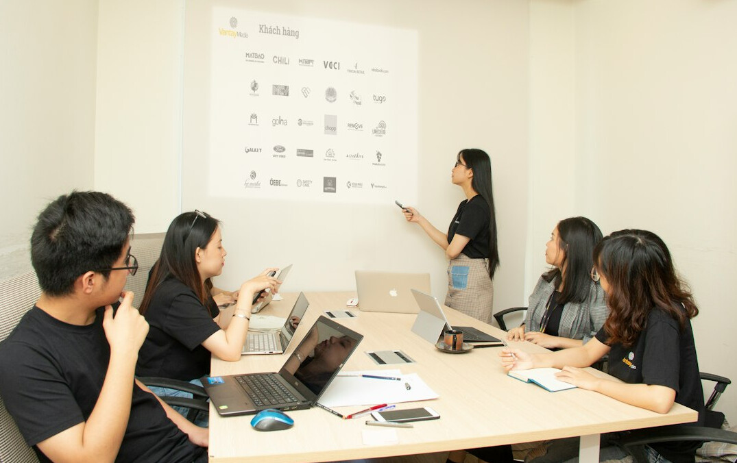 retail employee training session